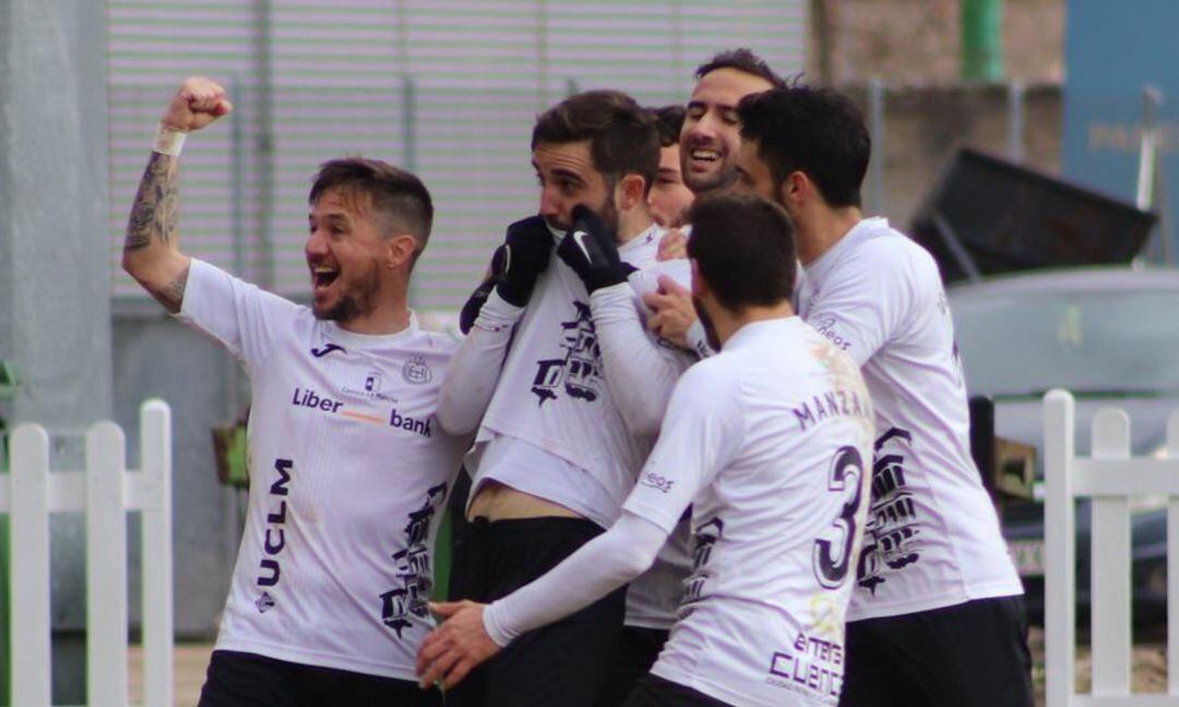 Jugadores celebran un gol