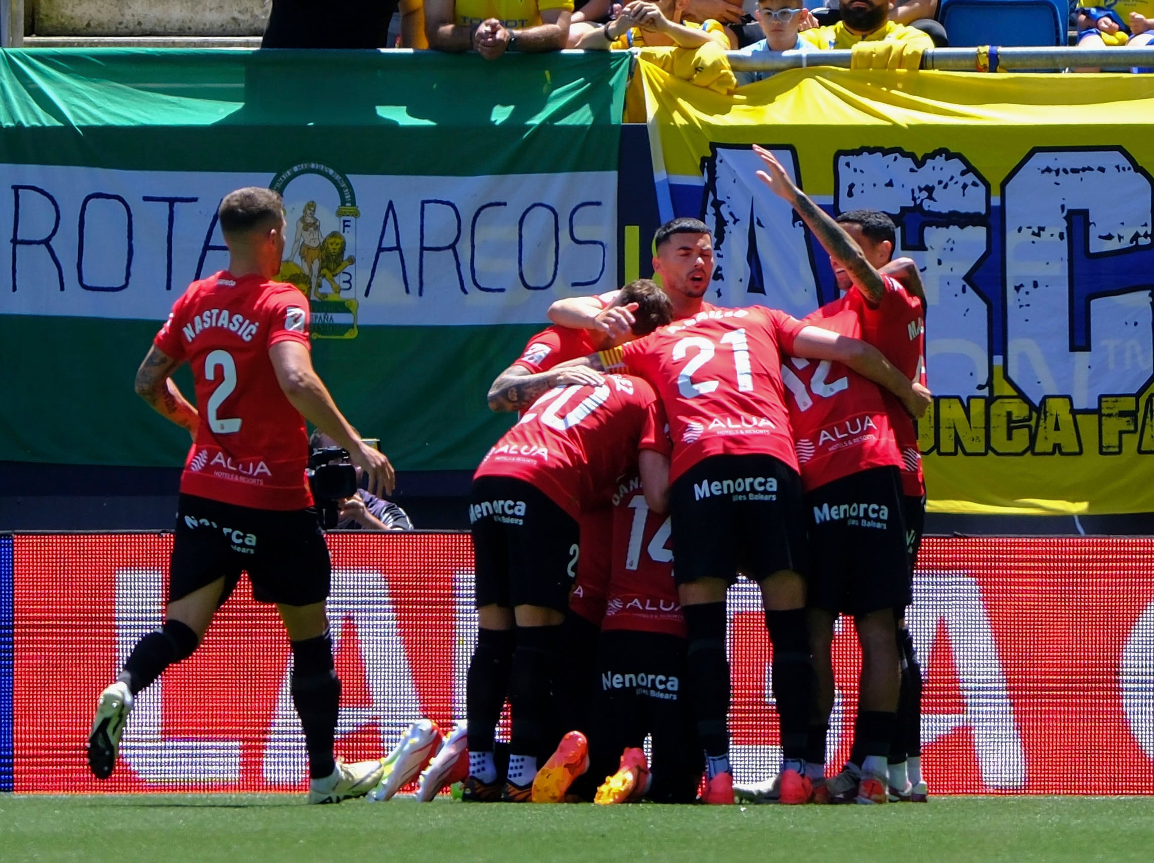 CÁDIZ, 28/04/2024.-Los jugadores del Mallorca celebran el gol del delantero kosovar del Mallorca Vedat Muriqui, durante el partido de LaLiga de la jornada 33, este domingo en el estadio Nuevo Mirandilla de Cádiz. EFE/ Román Ríos
