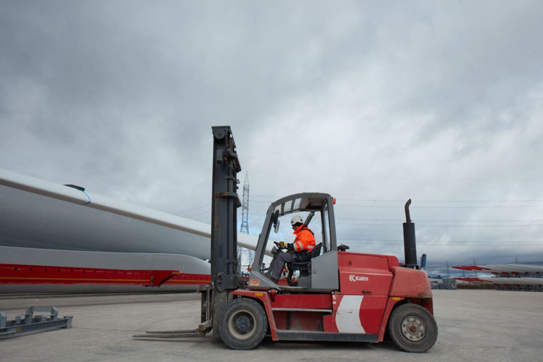 Un operario carga una pala eólica