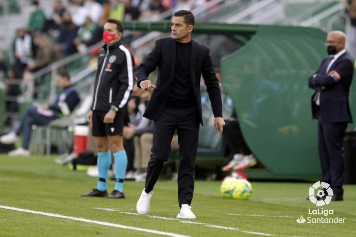 Francisco dirigiendo un partido del Elche en el Martínez Valero