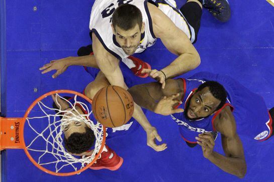 Marc Gasol bajo el aro pelea por el balón.