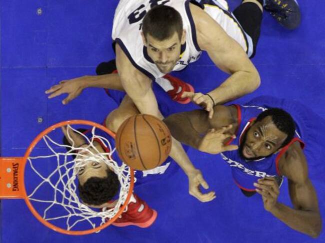 Marc Gasol bajo el aro pelea por el balón.