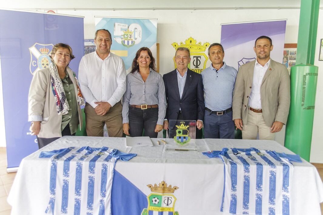 Firma del convenio entre el CD Tahiche y el CD Tenerife.