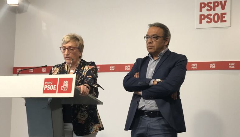 Los socialistas Ana Barceló y Manuel Mata en la rueda de prensa