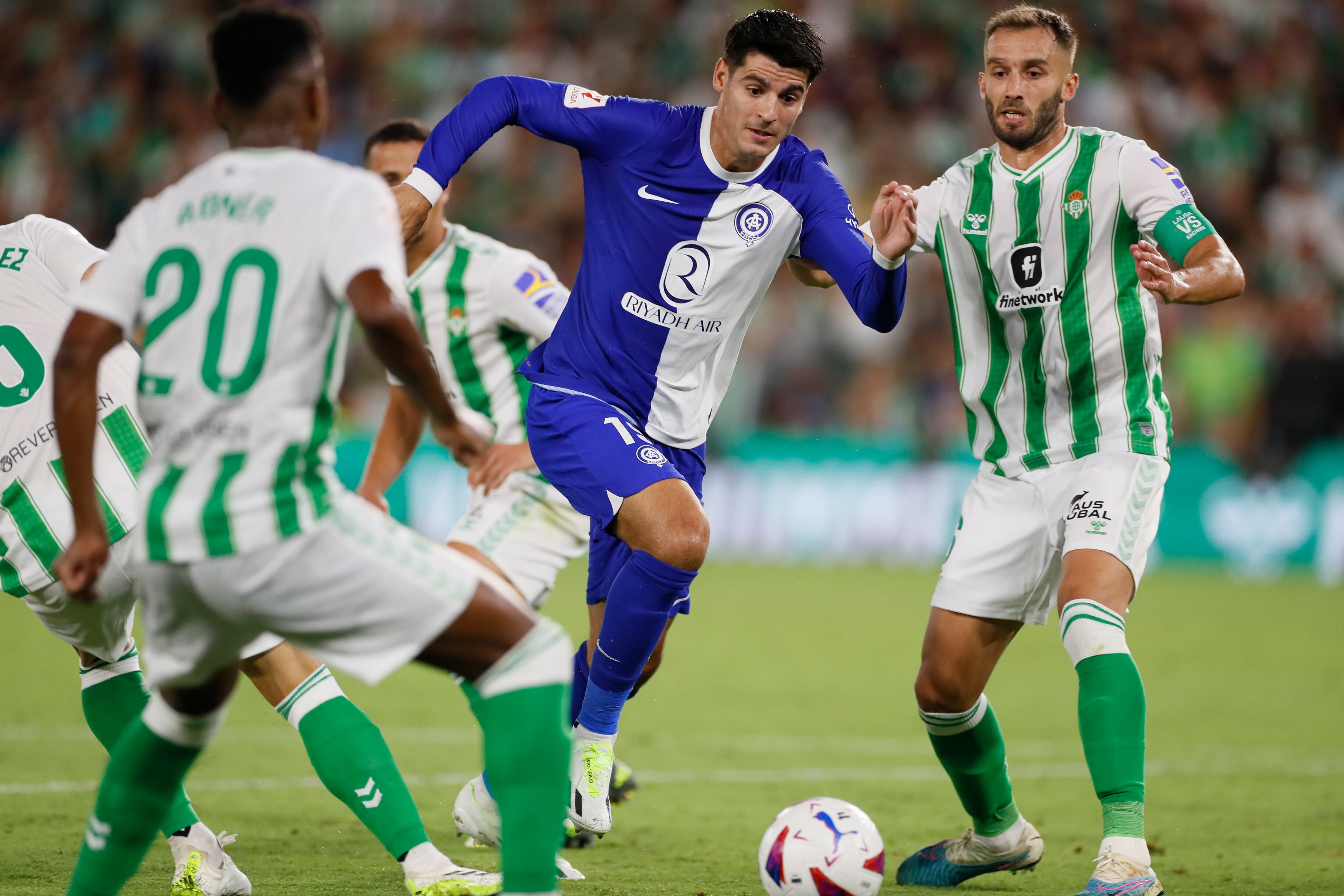 SEVILLA, 20/08/2023.- El brasileño del Real Betis Abner (i) disputa una posesión ante Morata, delantero del Atlético de Madrid durante el partido de la segunda jornada de LaLiga que disputan este domingo el Real Betis y el Atlético de Madrid en el estadio Benito Villamarín, en Sevilla. EFE/José Manuel Vidal
