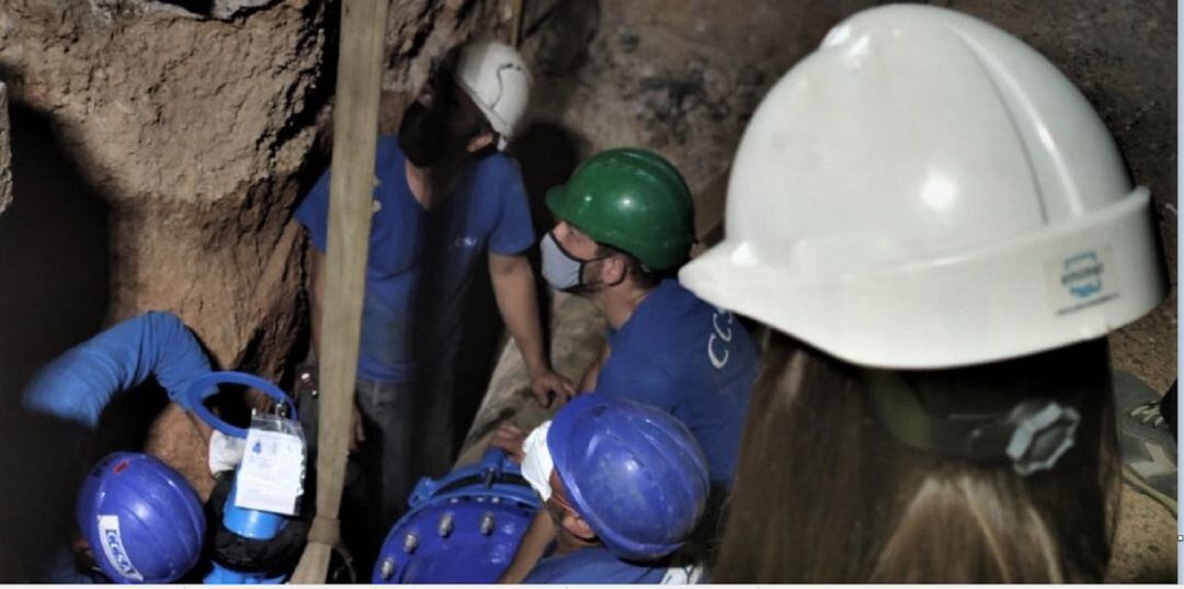 Operarios de Emshi trabajando en la instalación de Picanya