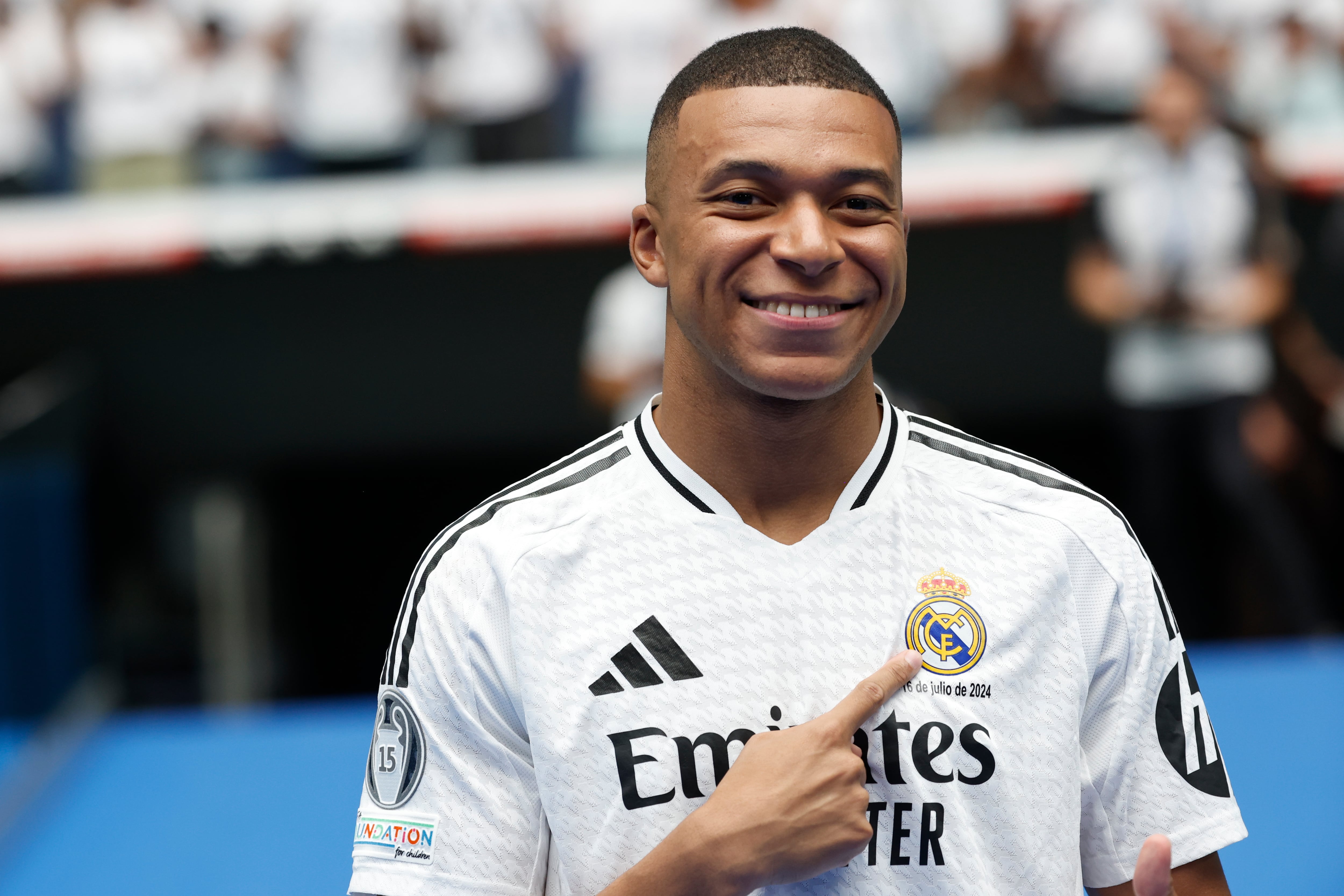 Mbappé posa con la camiseta del Real Madrid.