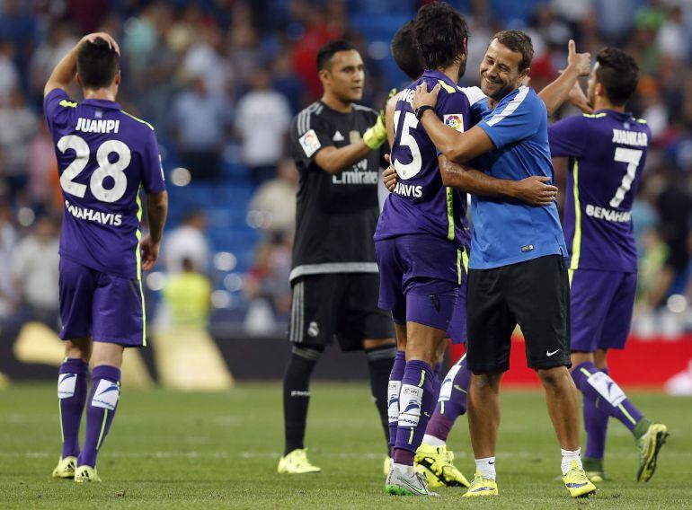 Los jugadores del Málaga se abrazan tras el pitido final