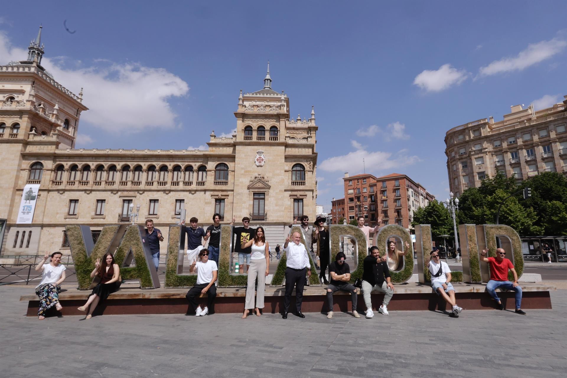 El alcalde de Valladolid, Jesús Julio Carnero, y la concejala de Turismo y Marca Ciudad, Blanca Jiménez junto a los artistas locales que abrirán los conciertos en la Plaza Mayor de Valladolid | Ayuntamiento de Valladolid