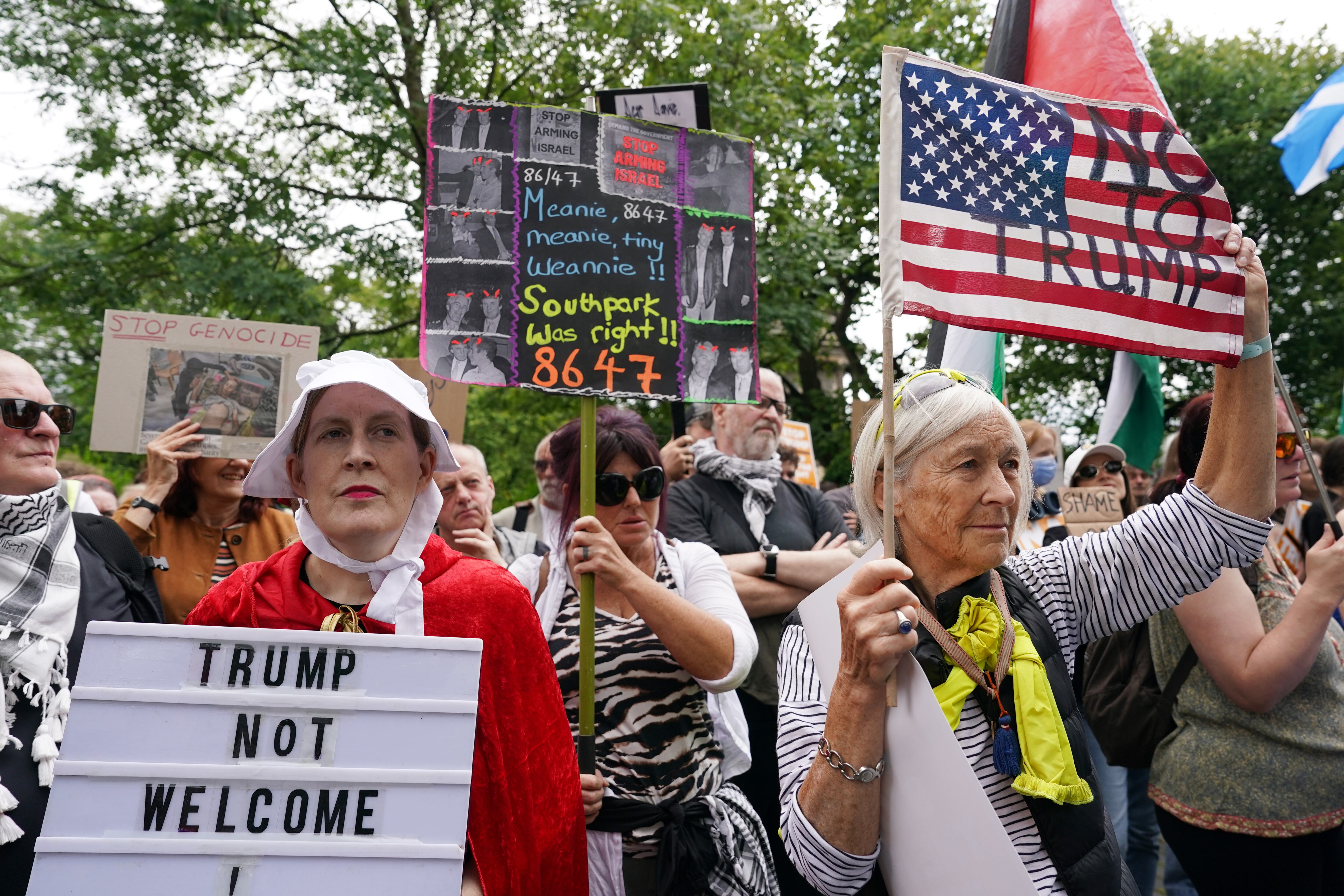Manifestantes protestan en Edimburgo ante la visita a Escocia del presidente de los Estados Unidos Donald Trump.