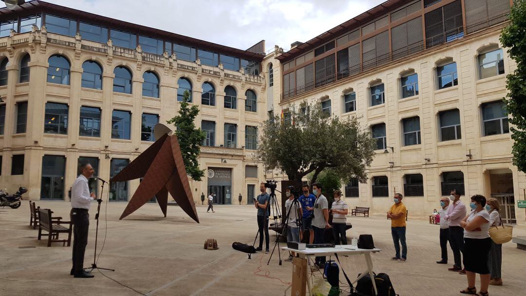 Juan Ignacio Torregrosa, director del Campus de Alcoy de la Universitat Politècnica de València, explicando las novedades para el próximo curso marcadas por la prevención del coronavirus.
