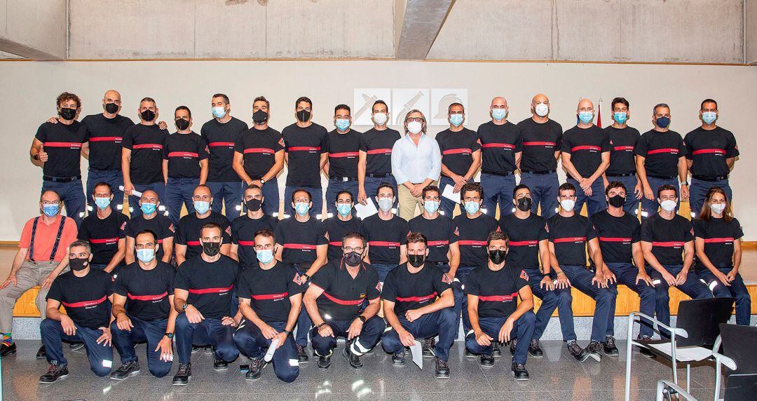 El diputado provincial de Emergencias, Javier Sendra, junto a los nuevos bomberos recién incorporados a los distintos parques de Alicante