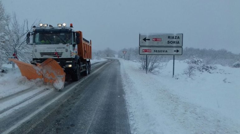 Una de las máquinas de la Diputación limpiando una de las carreteras durante el último episodio de nevadas 