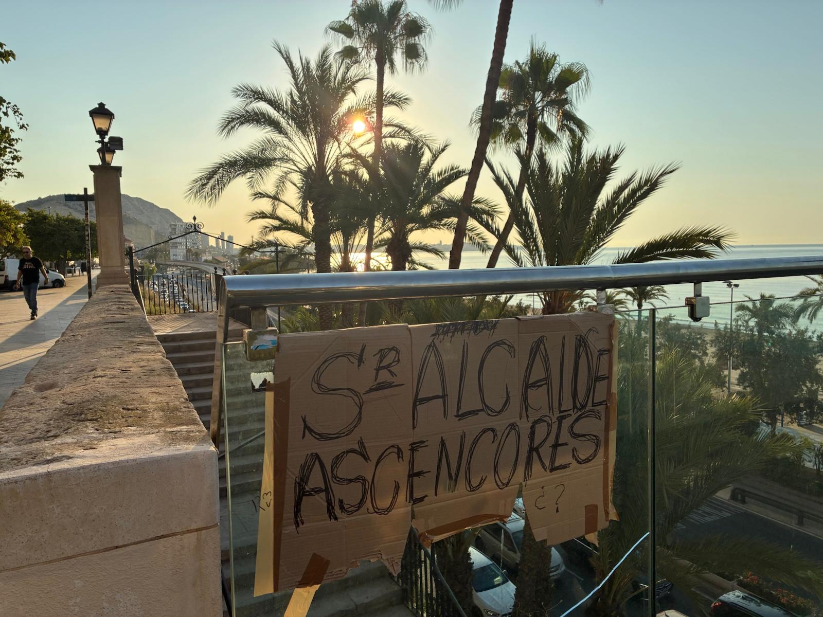 Cartel en el barrio del Raval Roig de Alicante pidiendo al alcalde la reparación del ascensor que une el barrio con el Postiguet