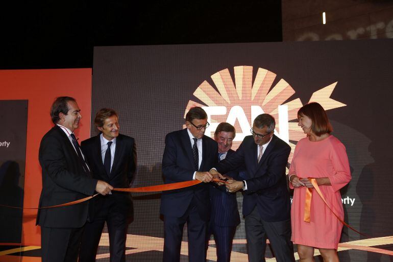 La presidenta del Govern de les Illes Balears, Francina Armengol, corta la cinta de inauguración; en presencia del presidente director general del Grupo Carrefour, Georges Plassat, y el director ejecutivo de Carrefour España, Pascal Clouzard.