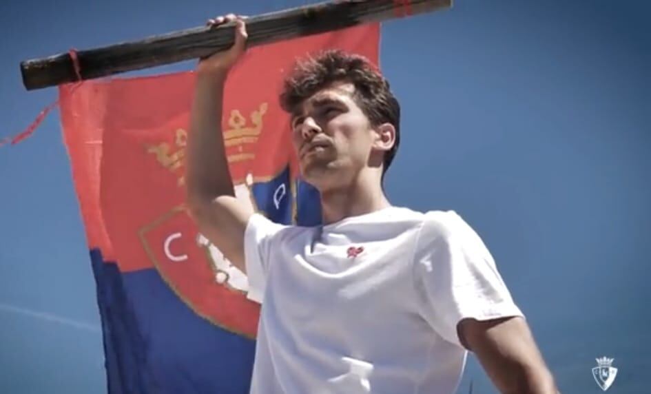 Lucas Torró portando una bandera de Osasuna en Cocentaina tras renovar hasta 2027