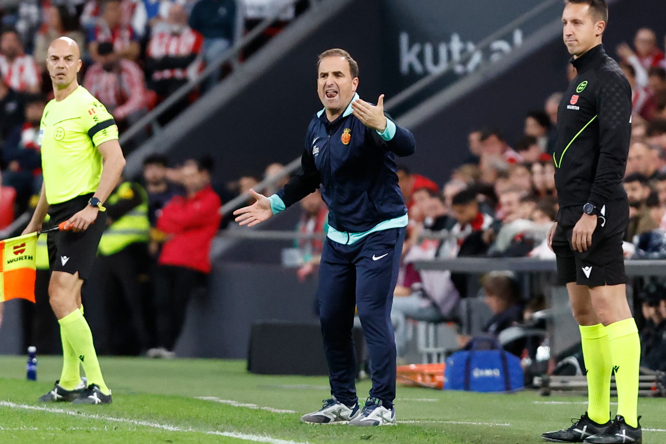 BILBAO, 09/03/2025.- El entrenador del Mallorca Jagoba Arrasate durante del partido de la jornada 27 de LaLiga que Athletic Club y RCD Mallorca disputan este domingo en el estadio de San Mamés, en Bilbao.-EFE/ Miguel Toña