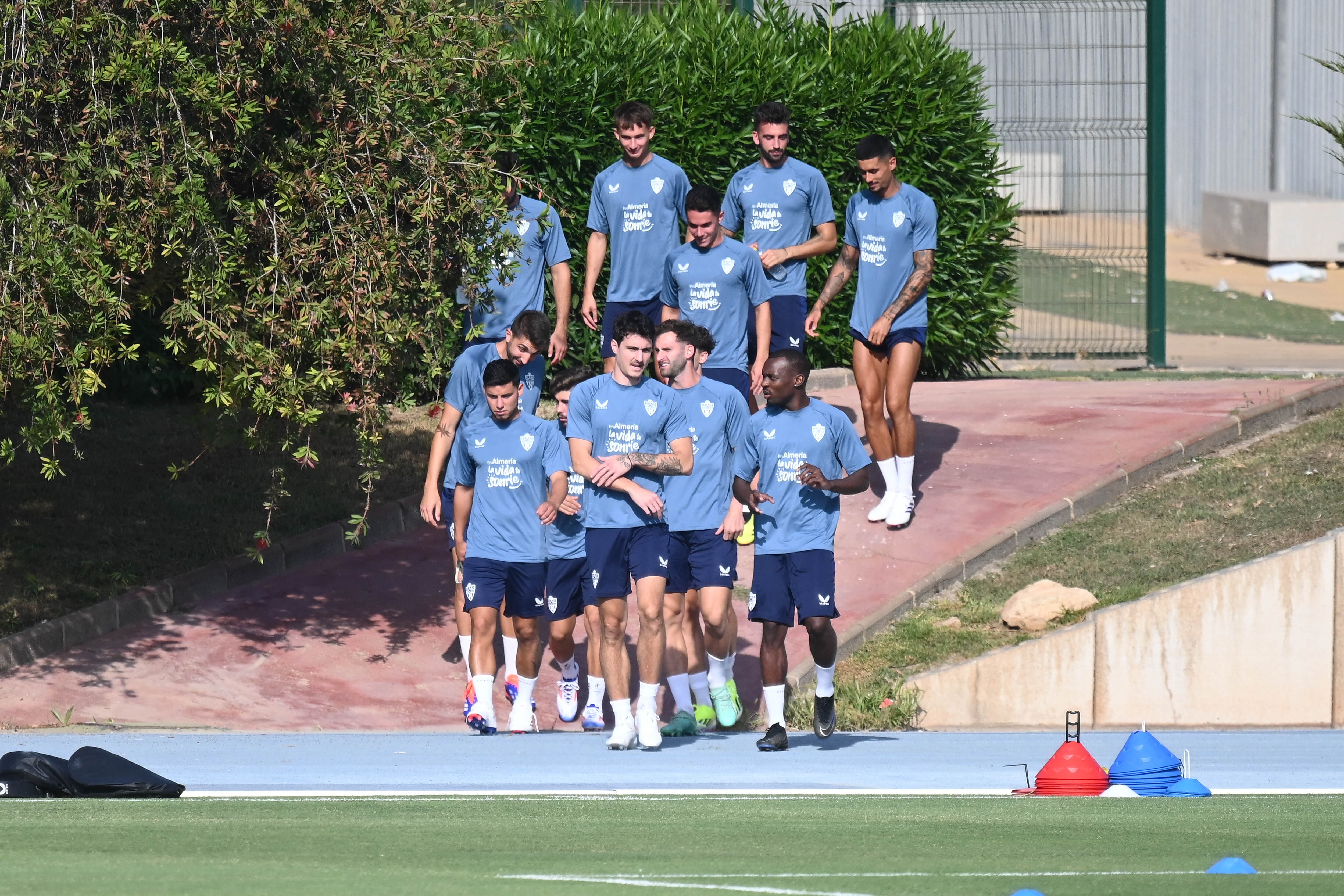El equipo, rumbo al campo Anexo del Estadio de los Juegos Mediterráneos.