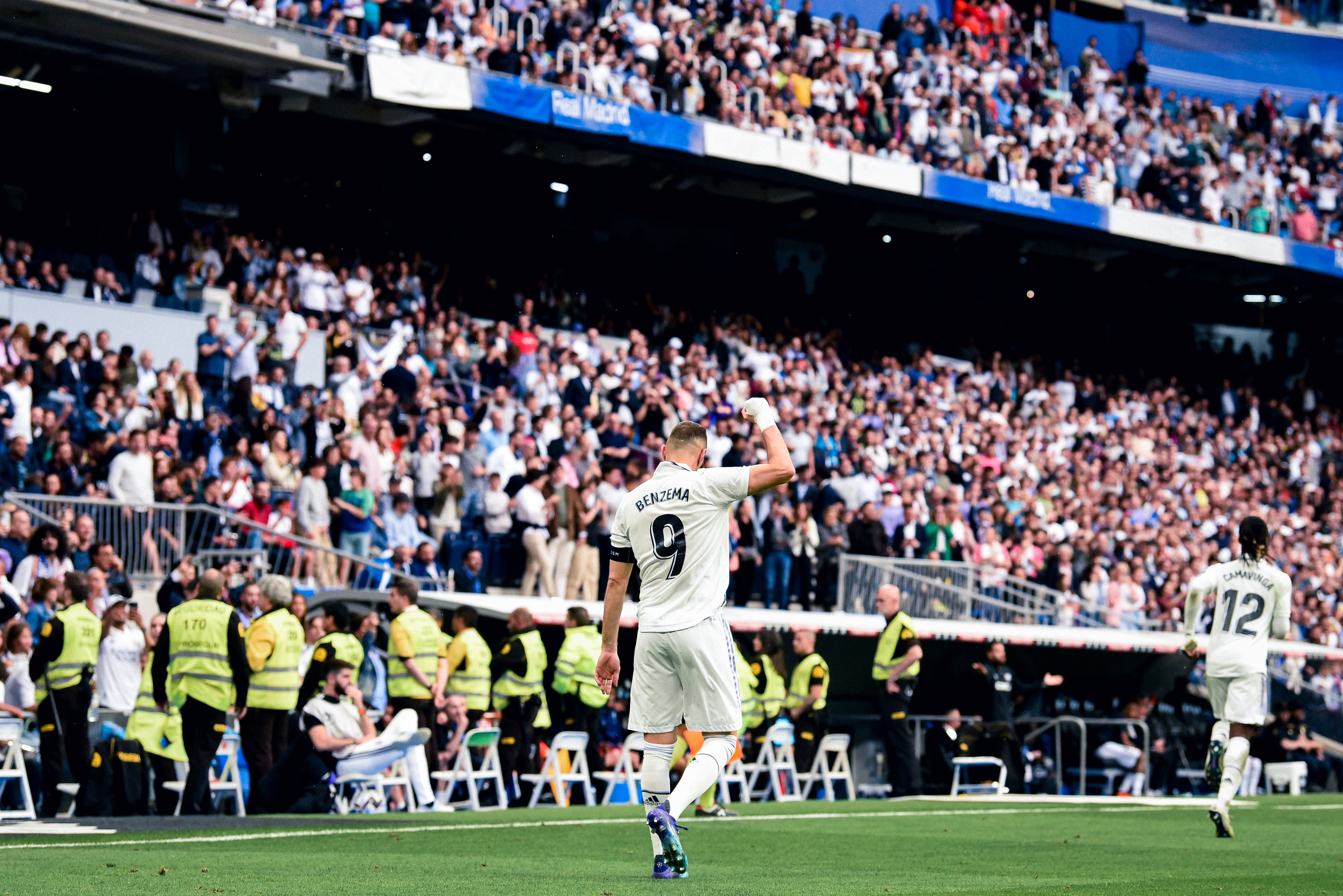 Karim Benzema celebra un gol en el Santiago Bernabéu