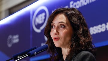 Ayuso lamenta el "nefasto" trato a Julio Iglesias desde España: "¿Quién será el siguiente en caer?"