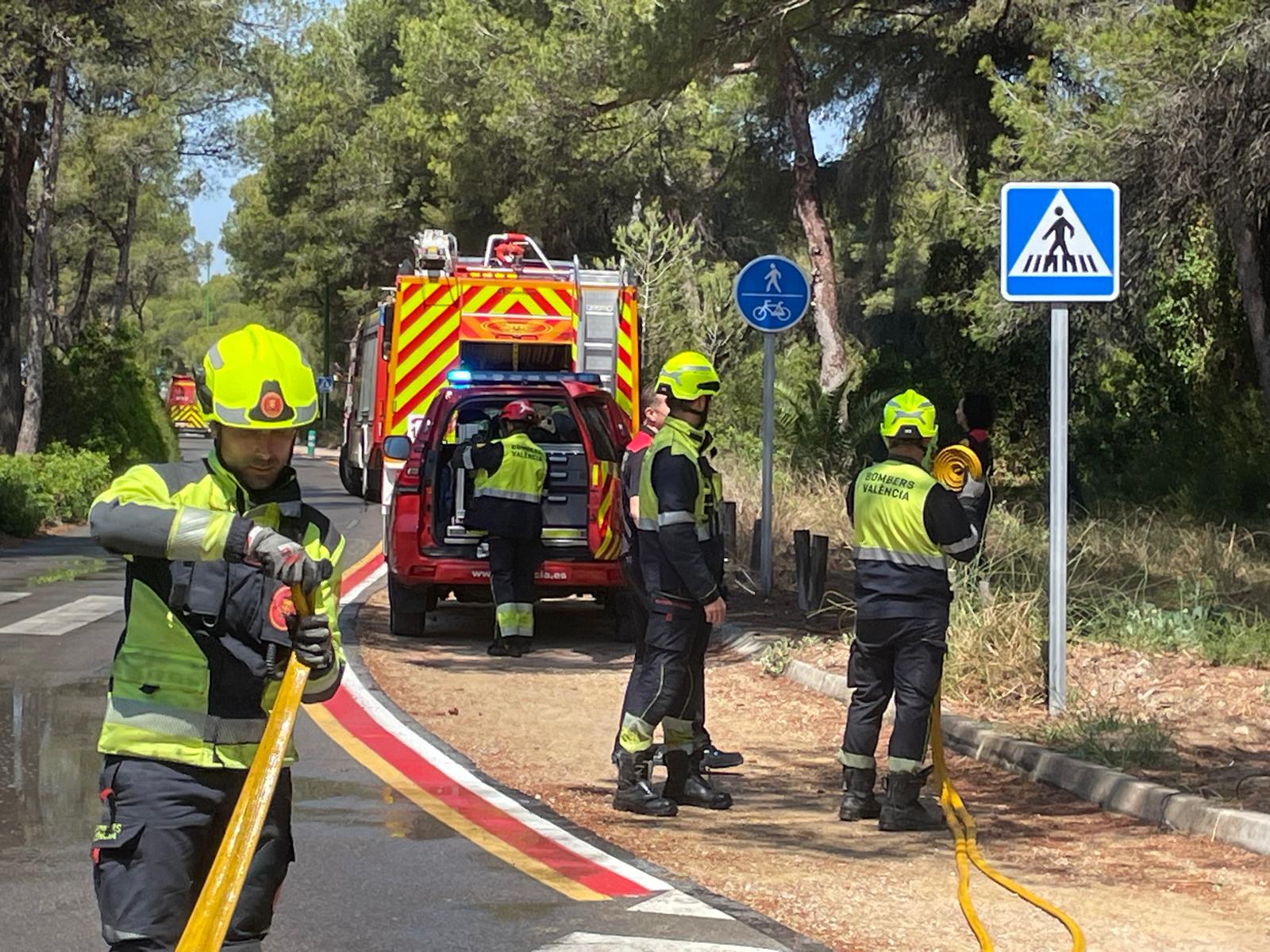 El concejal Juan Carlos Caballero visita a los bomberos de València que se preparan para la campaña estival de prevención de incendios de El Saler