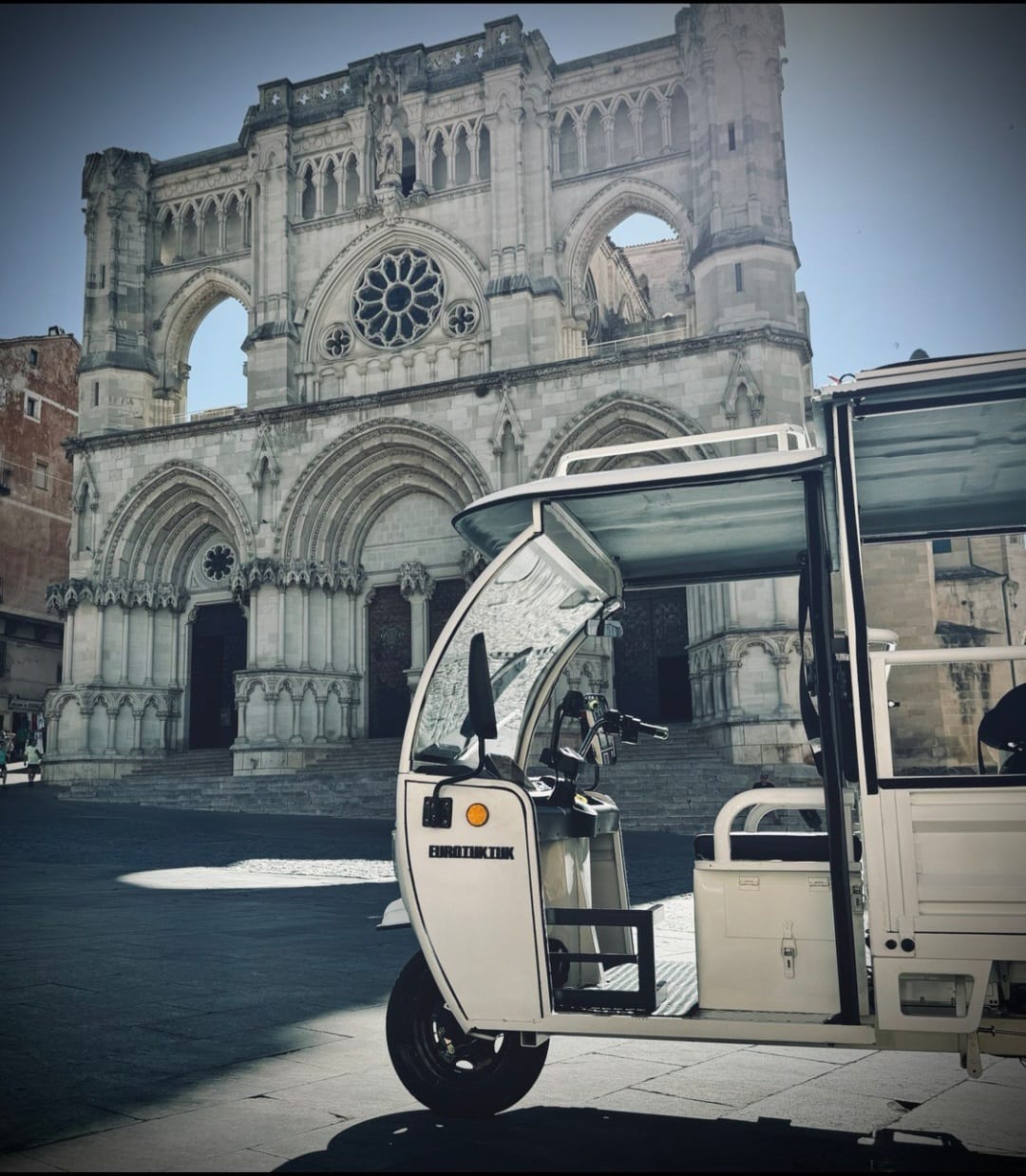 El &#039;tuk tuk&#039; en la plaza Mayor de Cuenca.