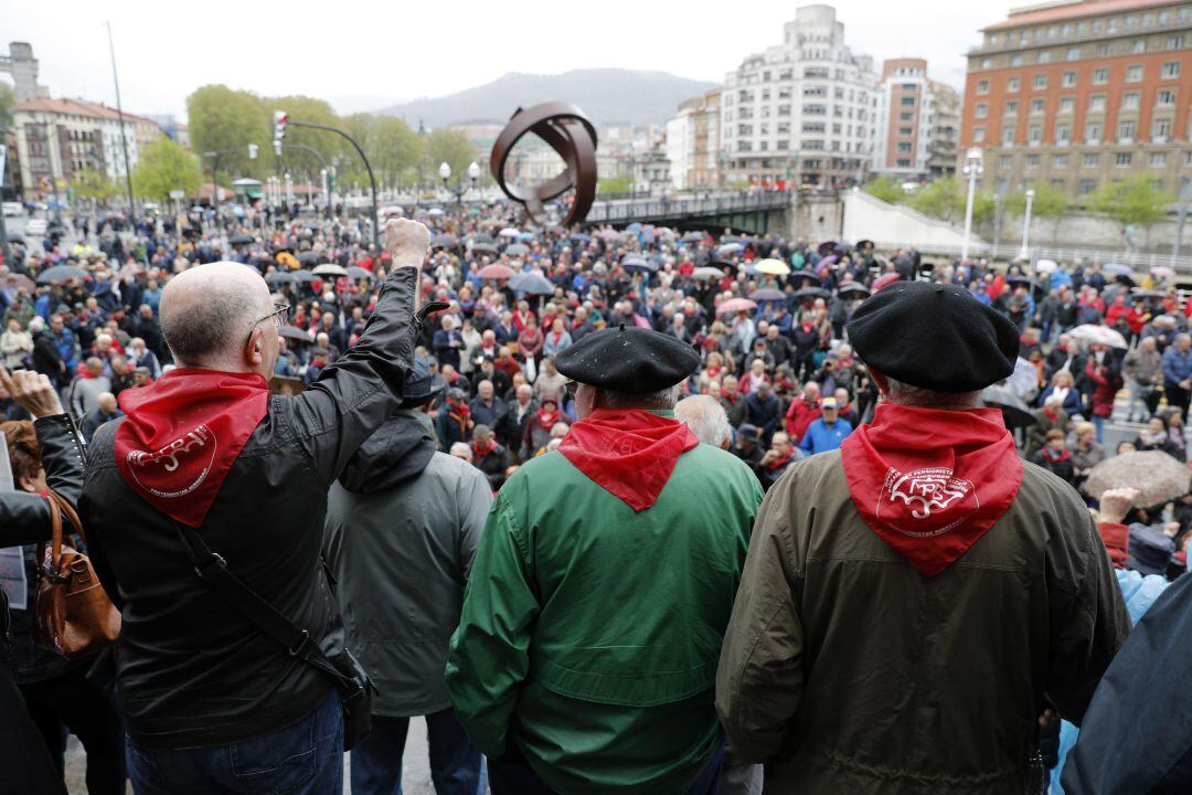 Pensionistas vizcaínos durante una movilización ante el Ayuntamiento de Bilbao para reclamar unas pensiones públicas &quot;dignas&quot;. 