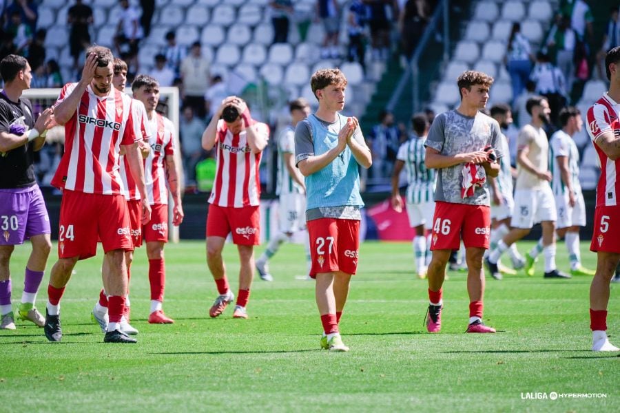 Los jugadores del Sporting saludan a los aficionados desplazados a Córdoba tras la derrota por 3-2.