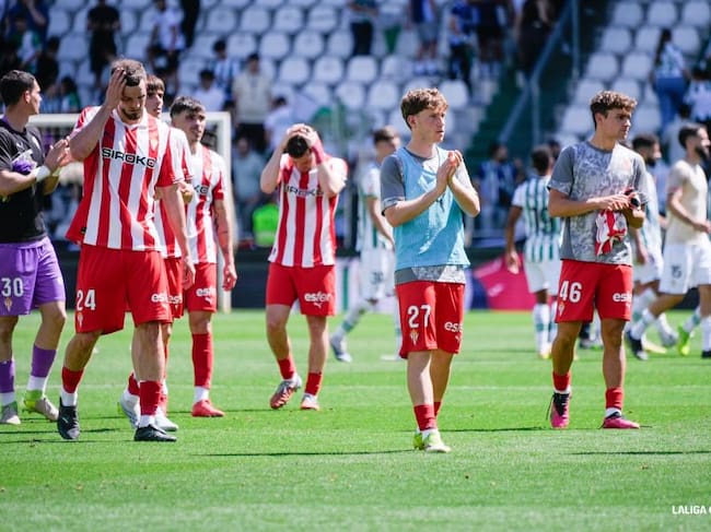 Los jugadores del Sporting saludan a los aficionados desplazados a Córdoba tras la derrota por 3-2.