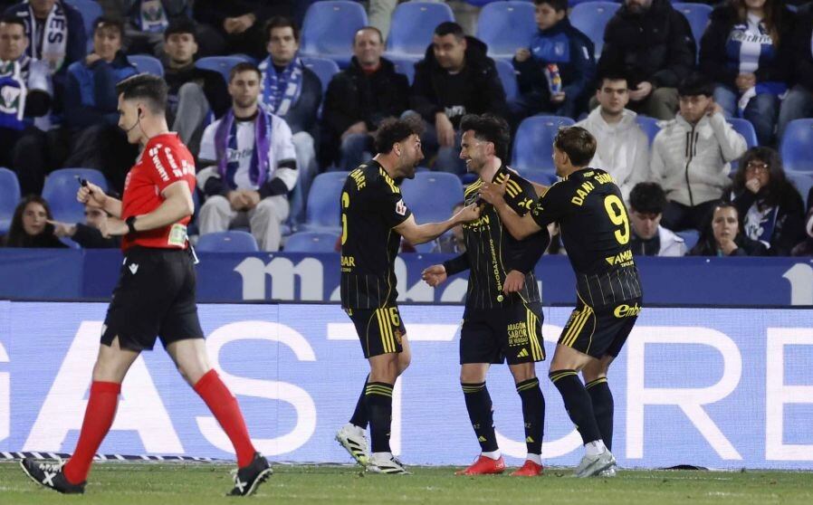 Sebas Moyano celebra con Keidi Bare y Dani Gómez su gol en Butarque