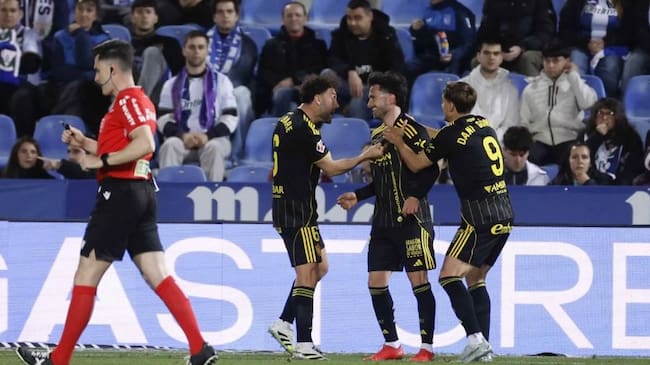 Sebas Moyano celebra con Keidi Bare y Dani Gómez su gol en Butarque
