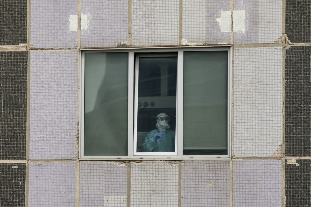 Un miembro del personal médico del Hospital de La Paz (Madrid)