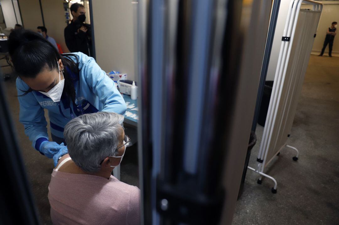 Personal sanitario administra la vacuna contra el Covid_19