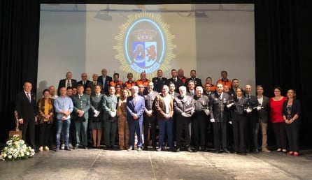 Foto de familia tras la entrega de medallas y reconocimientos, con agentes de la Policía Local, voluntarios de Protección Civil, miembros de la corporación municipal y representantes de la Guardia Civil