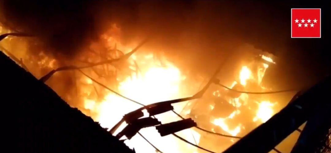 Las llamas en el interior de la nave