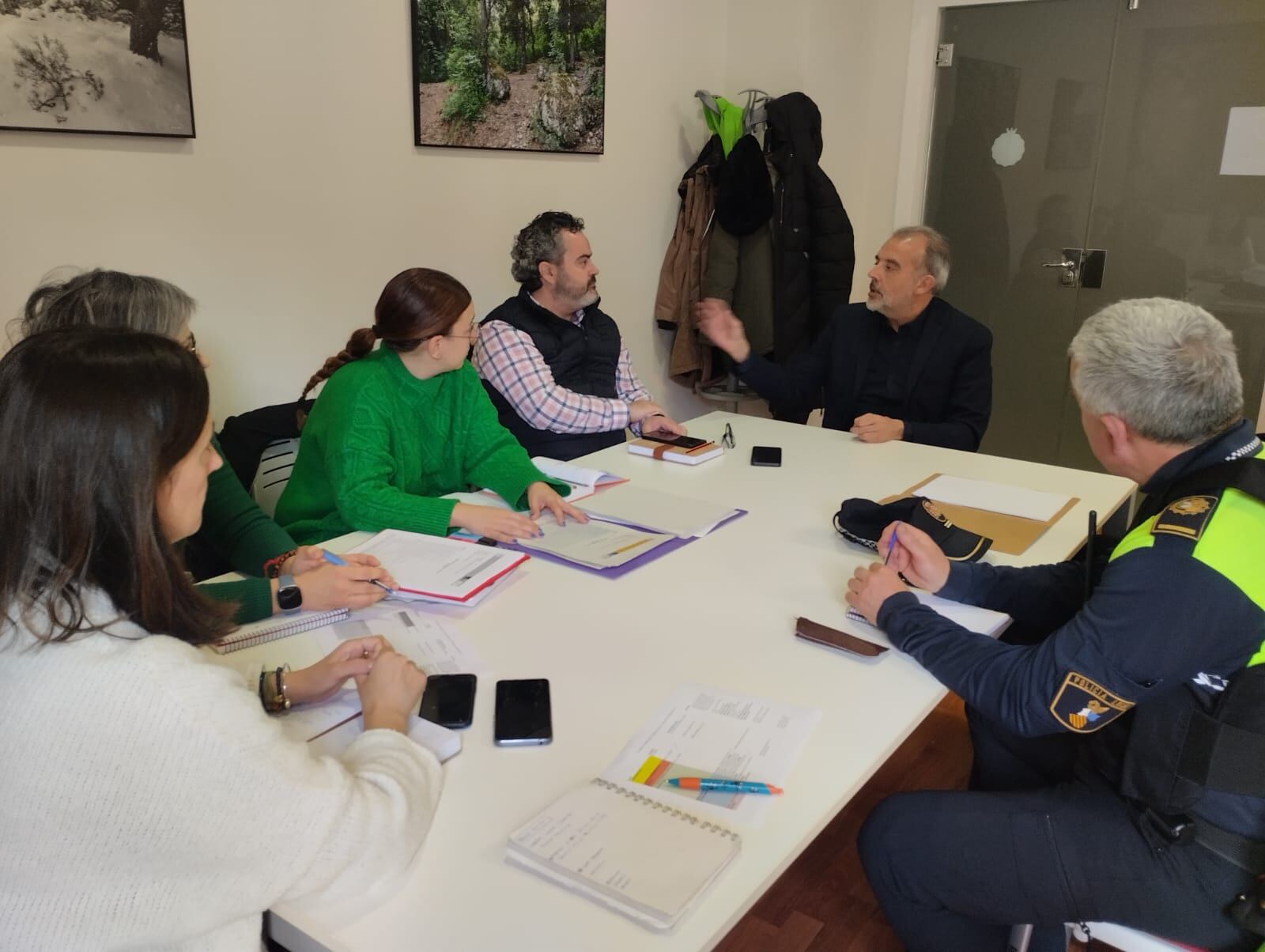 Los ediles de Movilidad, Policía Local y Participación Ciudadana con los técnicos de estos departamentos analizando las alegaciones a la ordenanza de peatonalización de Alcoy.