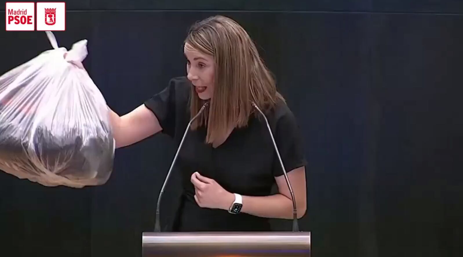 Mar Espinar, portavoz del PSOE en el Ayuntamiento de Madrid, con una bolsa de basura en el Pleno