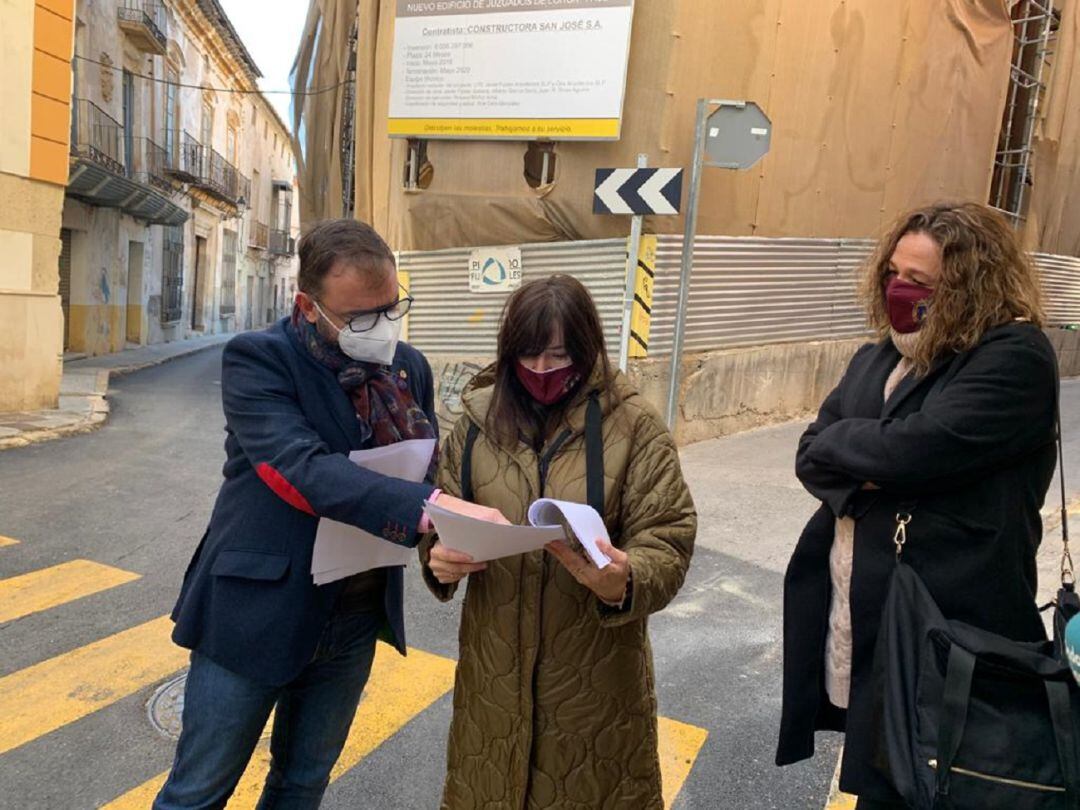 Mateos, Sánchez Jódar y Casalduero, delante del solar del futuro Palacio de Justicia