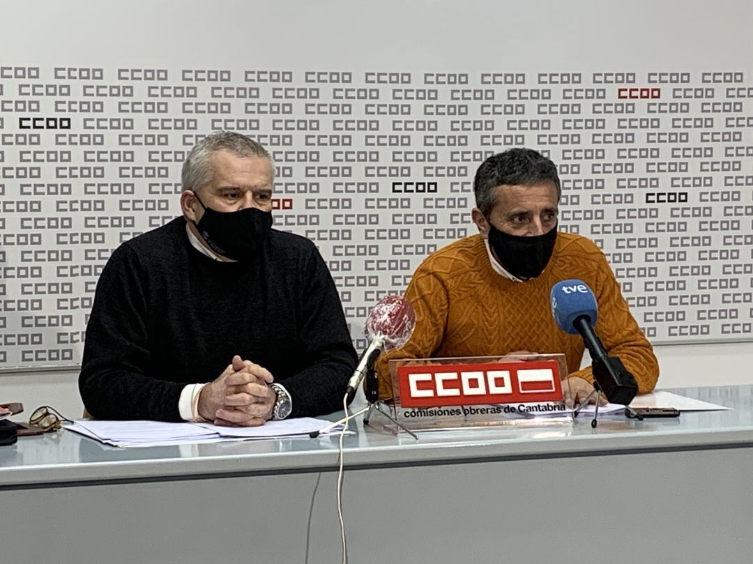 Guillermo Villegas, responsable de CCOO en Cantur, Carmelo Renedo, responsable de la sección sindical en el Gobierno de Cantabria. 