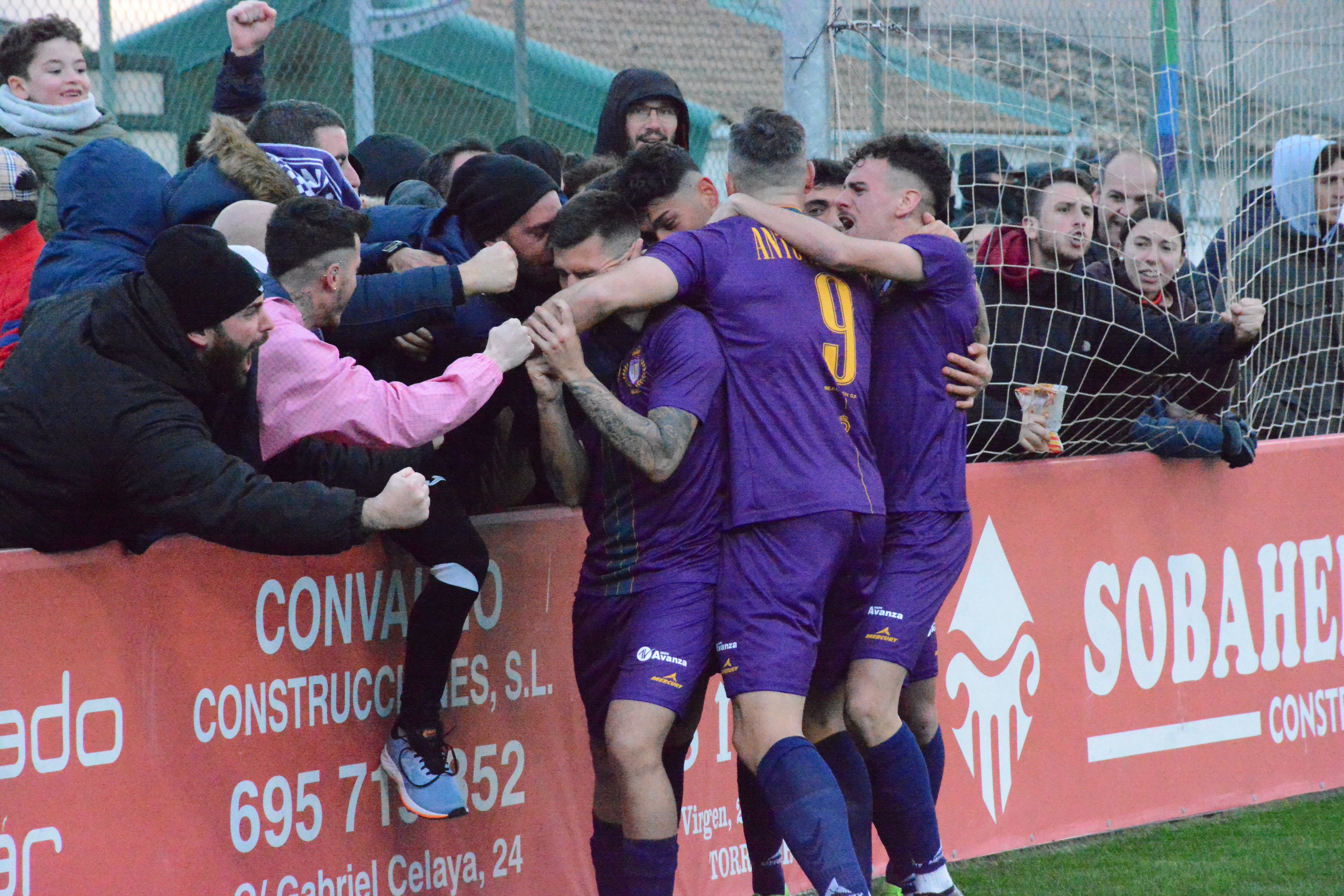 Los jugadores del Real Jaén CF celebran el segundo gol en Torreperogil.