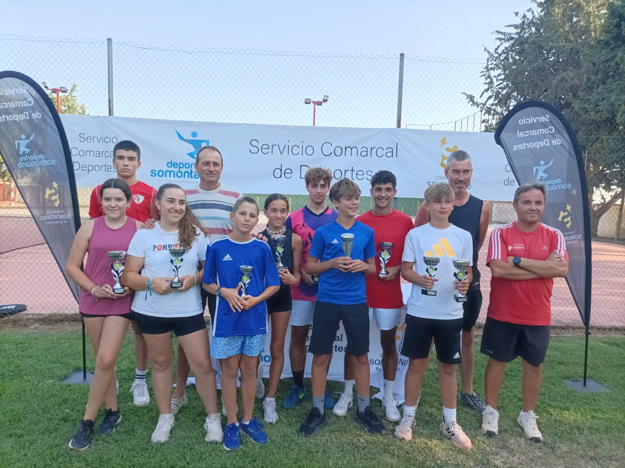 Participantes en el torneo de tenis en Peralta de Alcofea. Foto: Comarca de Somontano de Barbastro