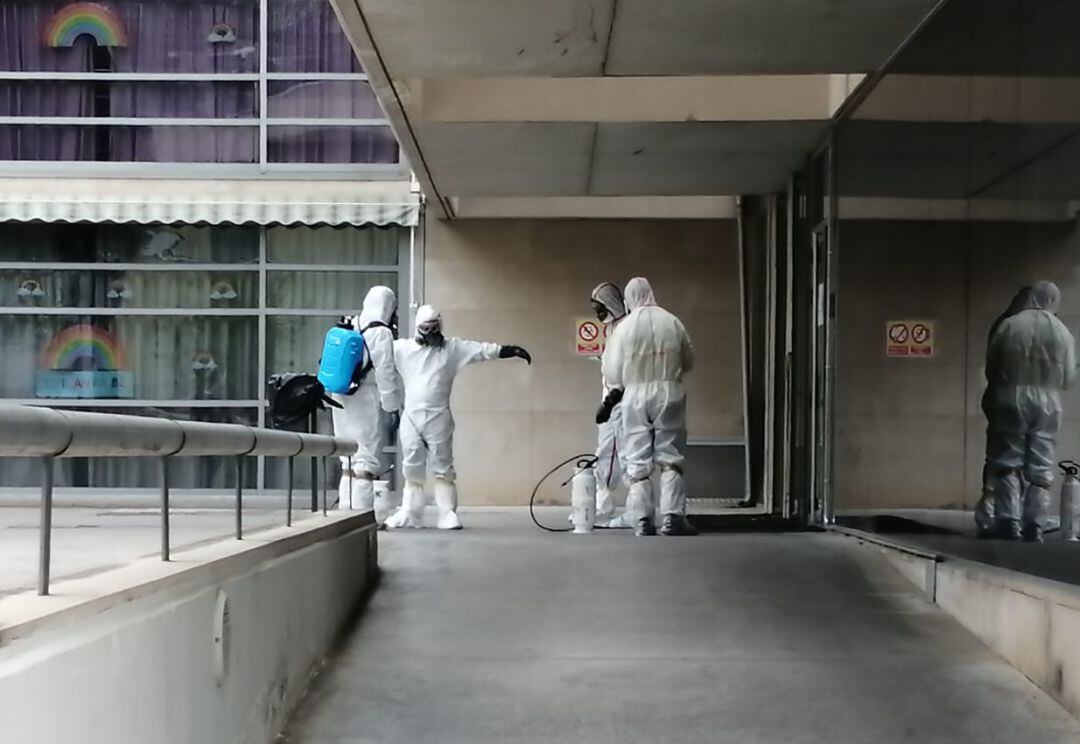 Imatge d'arxiu de sanitaris a un geriàtric durant la pandèmia