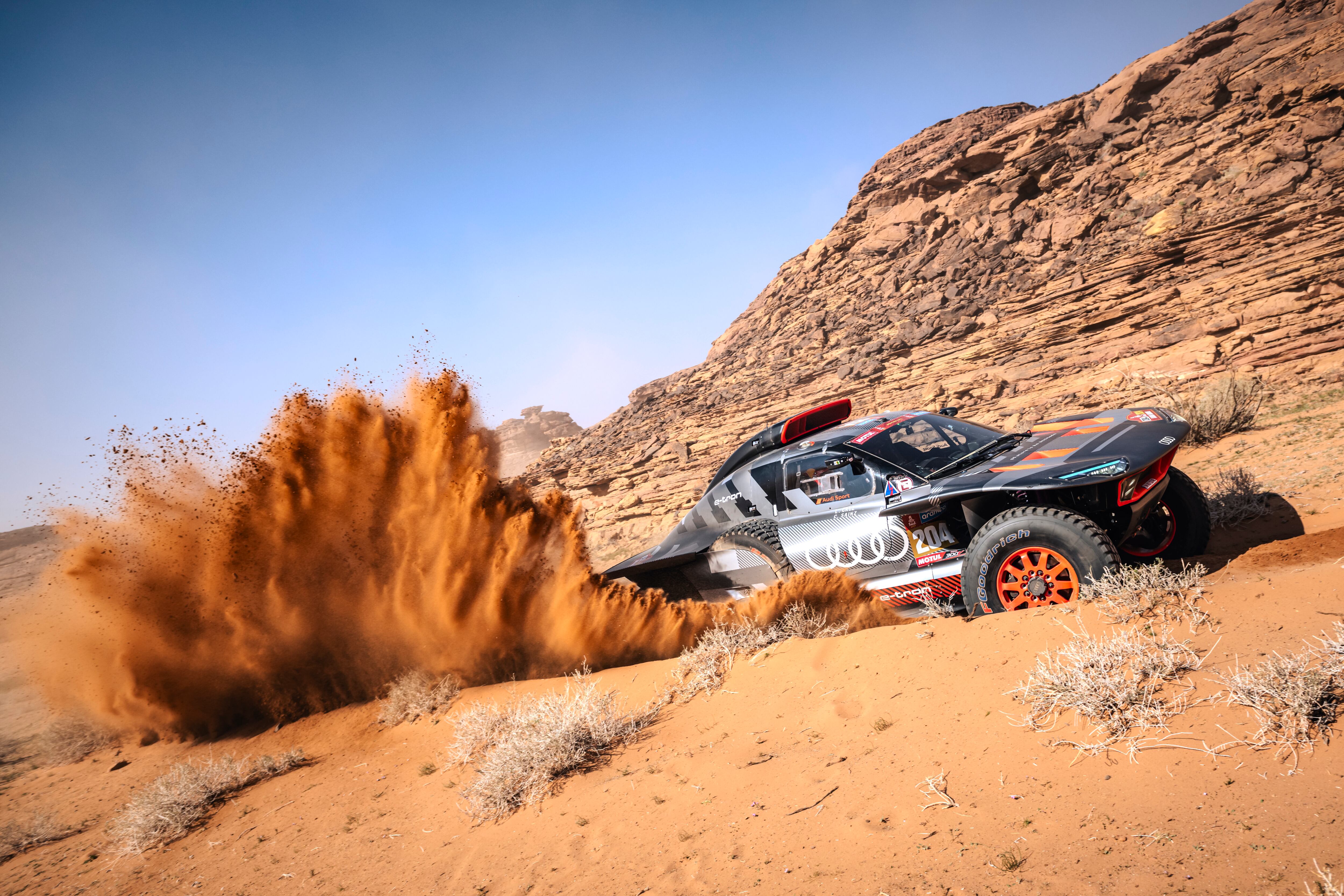 El piloto español Carlos Sainz y su copiloto Lucas Cruz, de Team Audi Sport race, durante una etapa del Rally Dakar