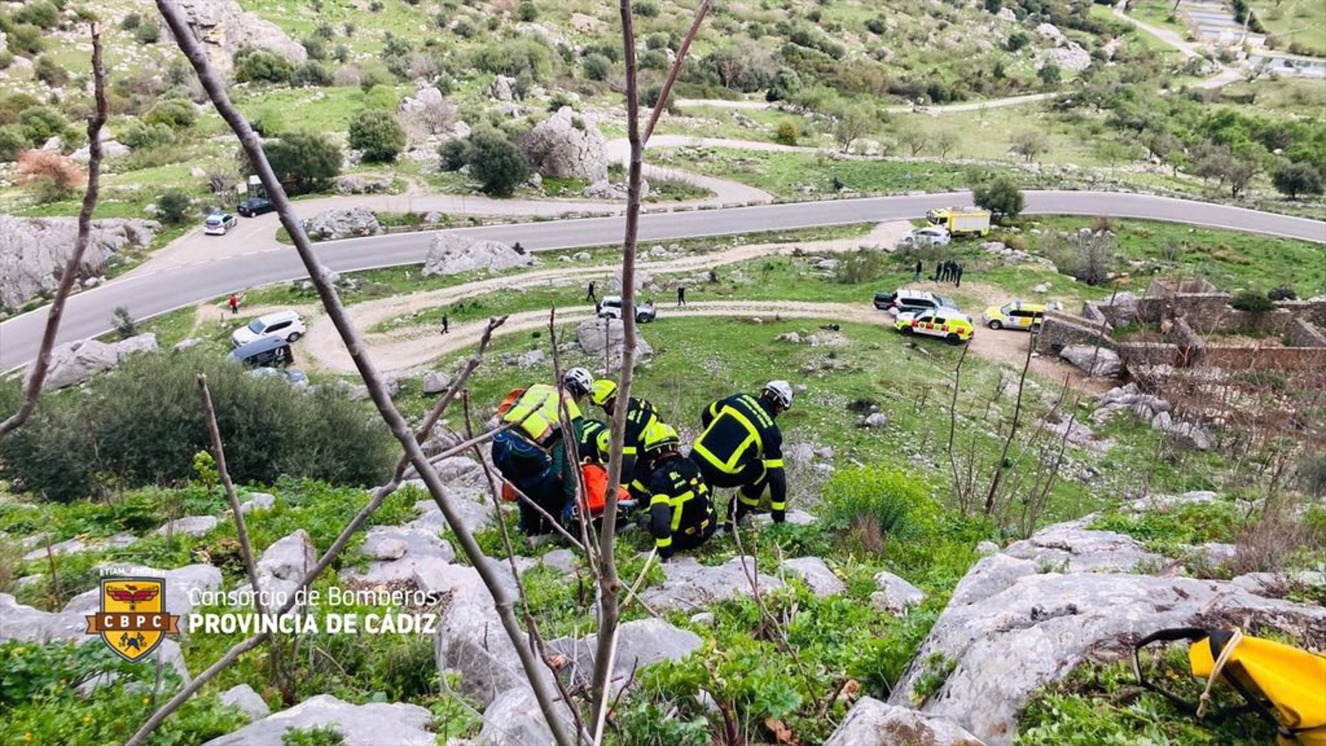 Efectivos del Consorcio de Bomberos en Ubrique rescatan el cuerpo sin vida de un hombre en Grazalema