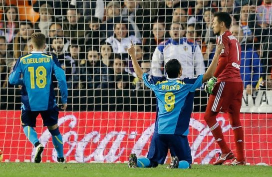 El delantero colombiano del Sevilla Carlos Bacca celebra el gol marcado al Valencia de penalti.