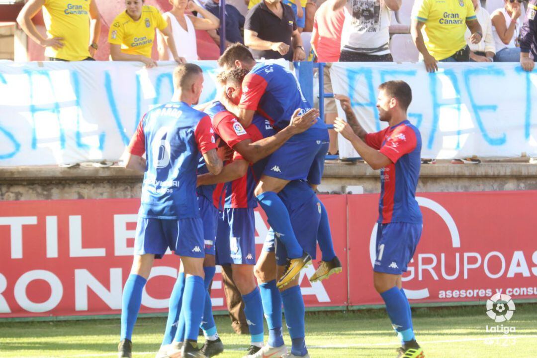 Los jugadores del equipo de Almendralejo celebran uno de los goles conseguidos esta temporada.