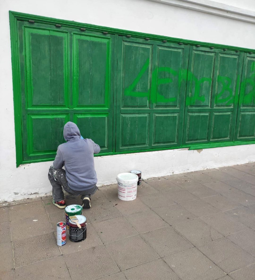 Operario limpiando pintadas en un edificio del conjunto histórico de La Villa.