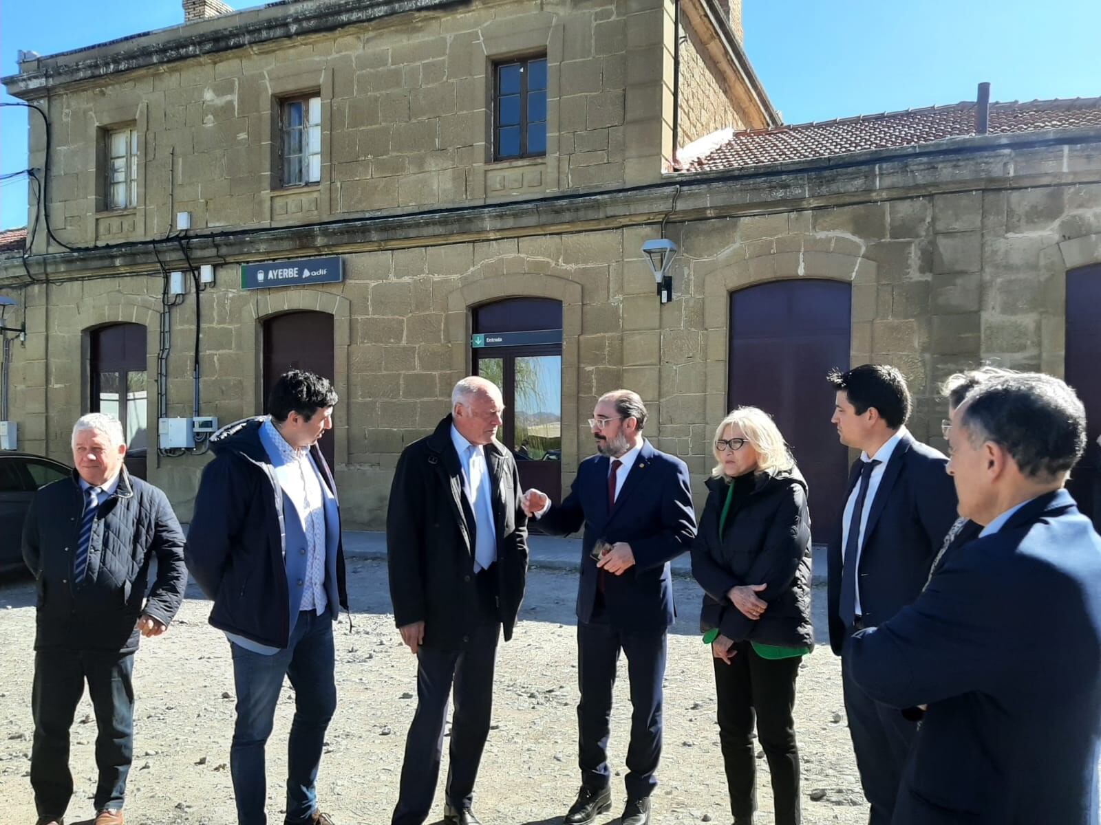 Visita institucional a la estación de Ayerbe