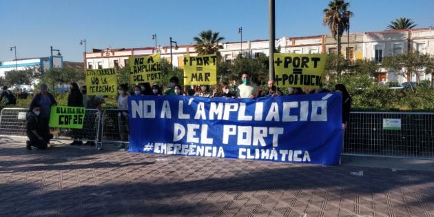 Activistas despliegan pancartas en contra de la falta de acción de la COP26