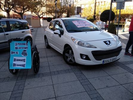 Coches ocupando espacio en las aceras o reservado para discapacitados eran el ejemplo que planteabal la asociacion Juana Martos